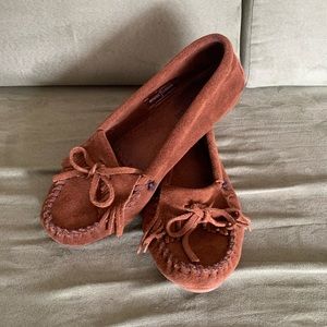 Women’s leather moccasins (Minnetonka + American Eagle)